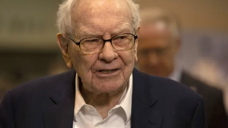 KobeissiLetter's tweet photo. BREAKING: Warren Buffett’s Berkshire Hathaway cut its investment in Apple, $AAPL, by 13% in Q1 2024.

This is the 2nd straight quarter that he has reduced his stake in Apple. https://t.co/IzcX7Ihn6P