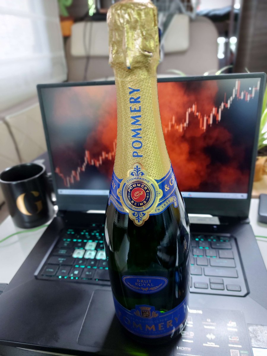 When a funded trader is sending you champagne, you know you're doing the right things. Funds For Traders is truly here to change lives globally. 🤝 Congrats @RoyHest on your four-digit payout; more to come! By the way, tell me, what CEO gets champagne from their traders? 👀