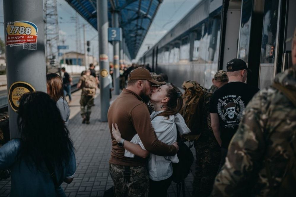 🇺🇦🫡 The goodbye kiss at the train station in Sloviansk. 

📷: wojciechgrzedzinski