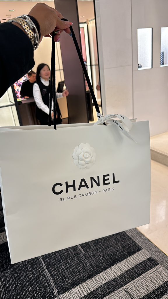 cheers to my first chanel bag brought at the first chanel store. make some noise y’all wtf!!🥳🥳🥰