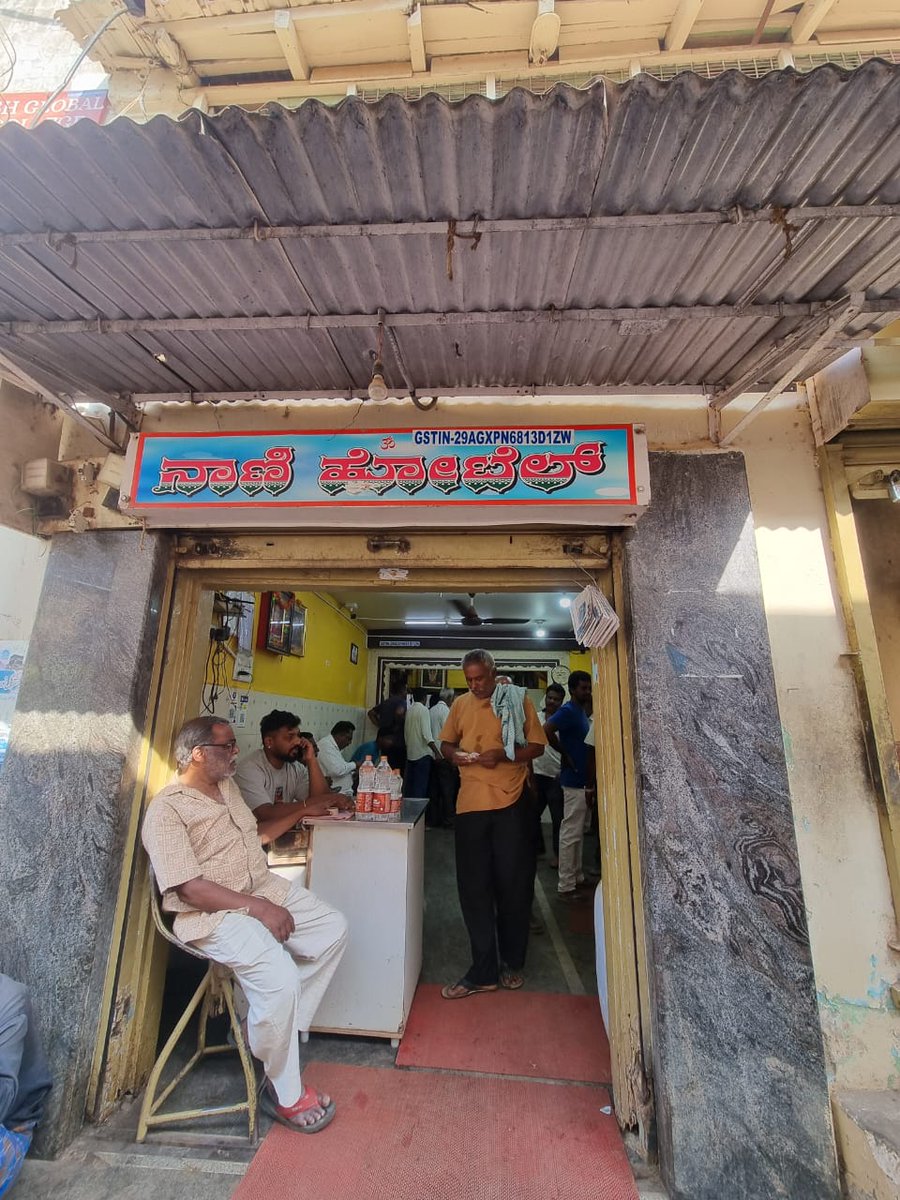 I think those who know me know that I like thindi and sometimes, I do some...interesting things to get thindi.
Hotel Nani, Vijayapura is an 80y old place, and it has been on my list for a long time. Challenge is, it's too far to run (50kms approxly). But Challange= Opportunity.