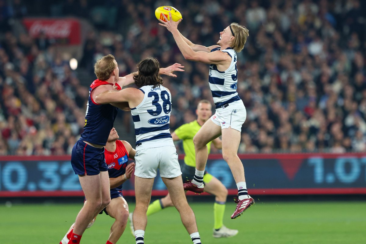 📻RADIO REWIND 📻 Miss our call of Geelong's first loss of 2024? Quarter Highlights ✅ Match Interviews, including football boss Andrew Mackie & post-match with Mark Blicavs ✅ Hamlan Hanger & Goal of the Day ✅ 📸 @piXLedsports LISTEN >>>> bit.ly/49SQoyJ