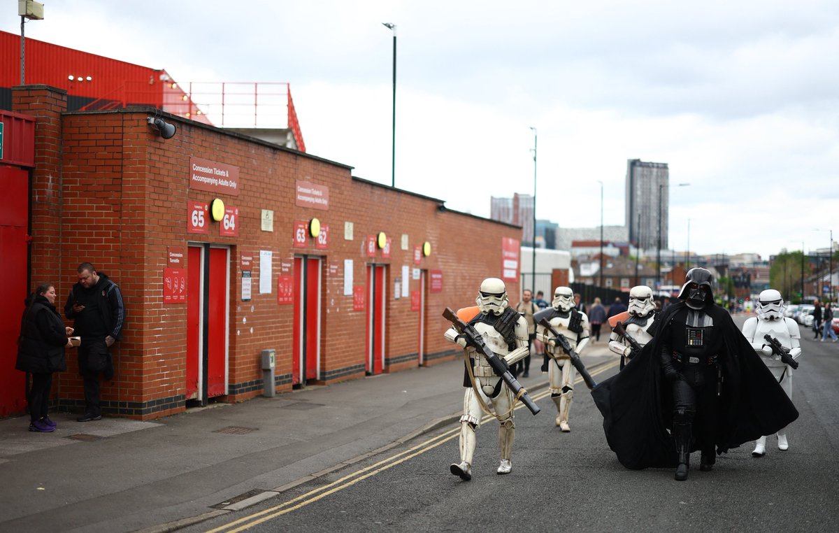 Sheffield United-Nottingham Forest maçına giden bir grup taraftar, Star Wars gününü kutluyor. #Maythe4thBeWithYou