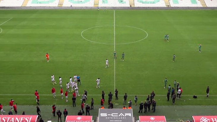 Vanspor, Serikspor-Esenler Erokspor maçına Serikspor'un U19 takımıyla çıkmasını Bursaspor maçının ilk 1 dakikasında hareketsiz kalarak protesto etti ve sonrasında maçın 21. dakikasında sahadan çekildi.