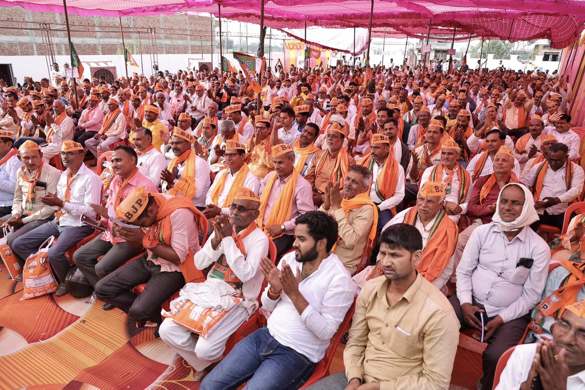 लालगंज लोकसभा में आयोजित ‘बूथ अध्यक्ष सम्मेलन’ में देवतुल्य कार्यकर्ताओं को संबोधित किया।