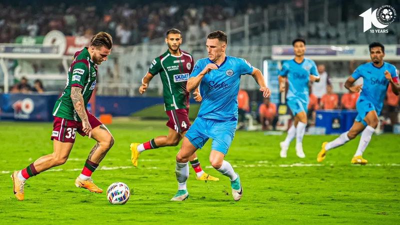 25 & 28 - @mohunbagansg have scored 25 goals in the 1st half of games this @IndSuperLeague season, the highest such tally by any side; on the contrary, @MumbaiCityFC’s tally of 28 goals in the 2nd half of games is the highest for any side in #ISL10. Halves. #ISLFinal #MBSGMCFC