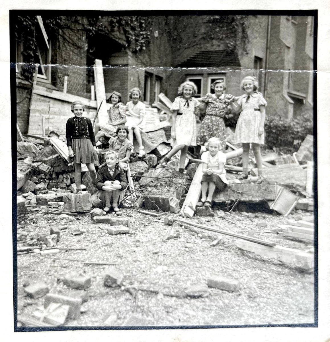Mijn moeder Trees Florijn, tweede van rechts boven, na het bombardement van 17 juli 1943 op Amsterdam-Noord op de puinhopen van de Rosa school. 
Morgen 5 mei mag ze, nu 93 jaar, op de Markt in Roermond tijdens de Vrijheidsmaaltijd aan tafel spreken over de betekenis van vrijheid.