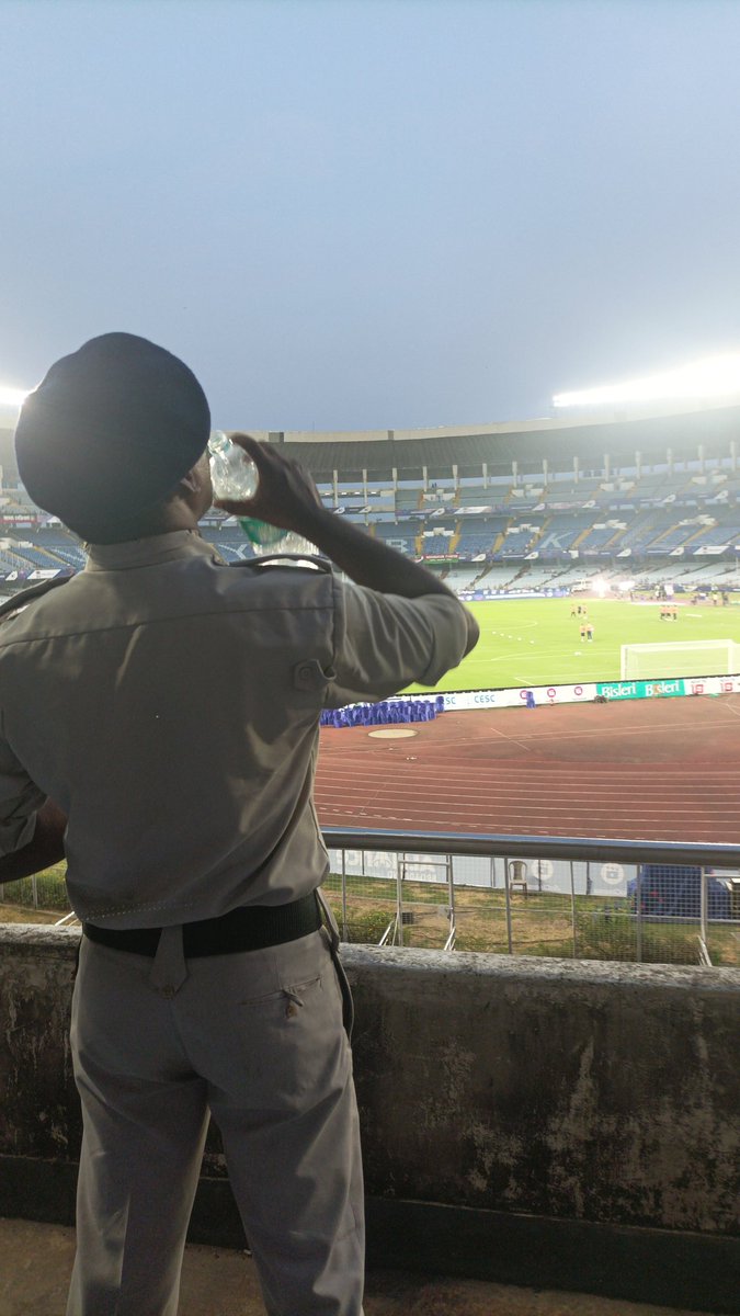 sumantapram's tweet photo. As the ISL final heats up in Kolkata at 42°C, fans are barred from bringing water bottles into the stadium. But guess who's sipping bottled water inside? The police. 🤔 Why the double standard? @IndSuperLeague @WBPolice @mohunbagansg  #ISLFinal  #WaterEquality https://t.co/2qZDTx8KlL