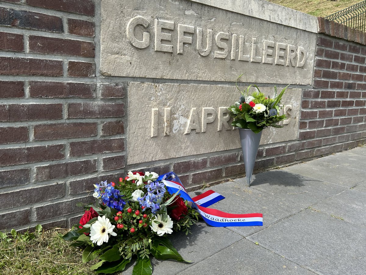 Wethouder ⁦@ArendzKees⁩ legt namens het gemeentebestuur van de gemeente Waadhoeke bloemen bij het monument naast de brug over het Van Harinxmakanaal onder toeziend oog van familieleden van drie Rypster families actief in het verzet destijds. #Dronryp #Dodenherdenking