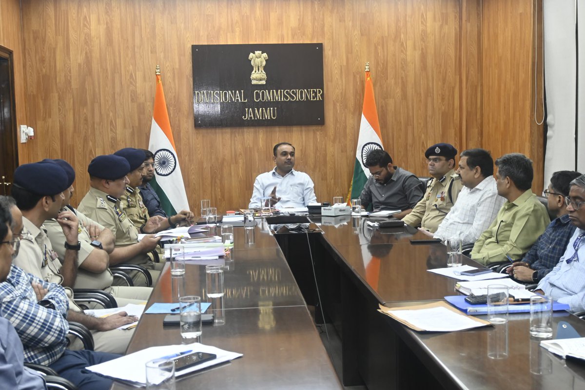 Divisional Commissioner @rameshkumarias chaired a meeting of Traffic, Transport & road construction authorities regarding traffic management & regulation in Jammu Division. He directed for ensuring proper, smooth road surfaces & better traffic management in cities, towns and NHs.
