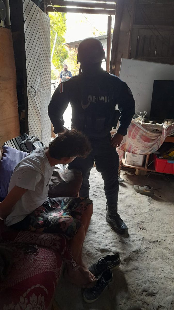 En un trabajo conjunto con el  @oij_Organismo se realizaron varios allanamientos para detener a varios sujetos ligados con robos en Liberia, #Guanacaste 
Se detuvo a 4 sospechosos, se decomisó un arma y droga.