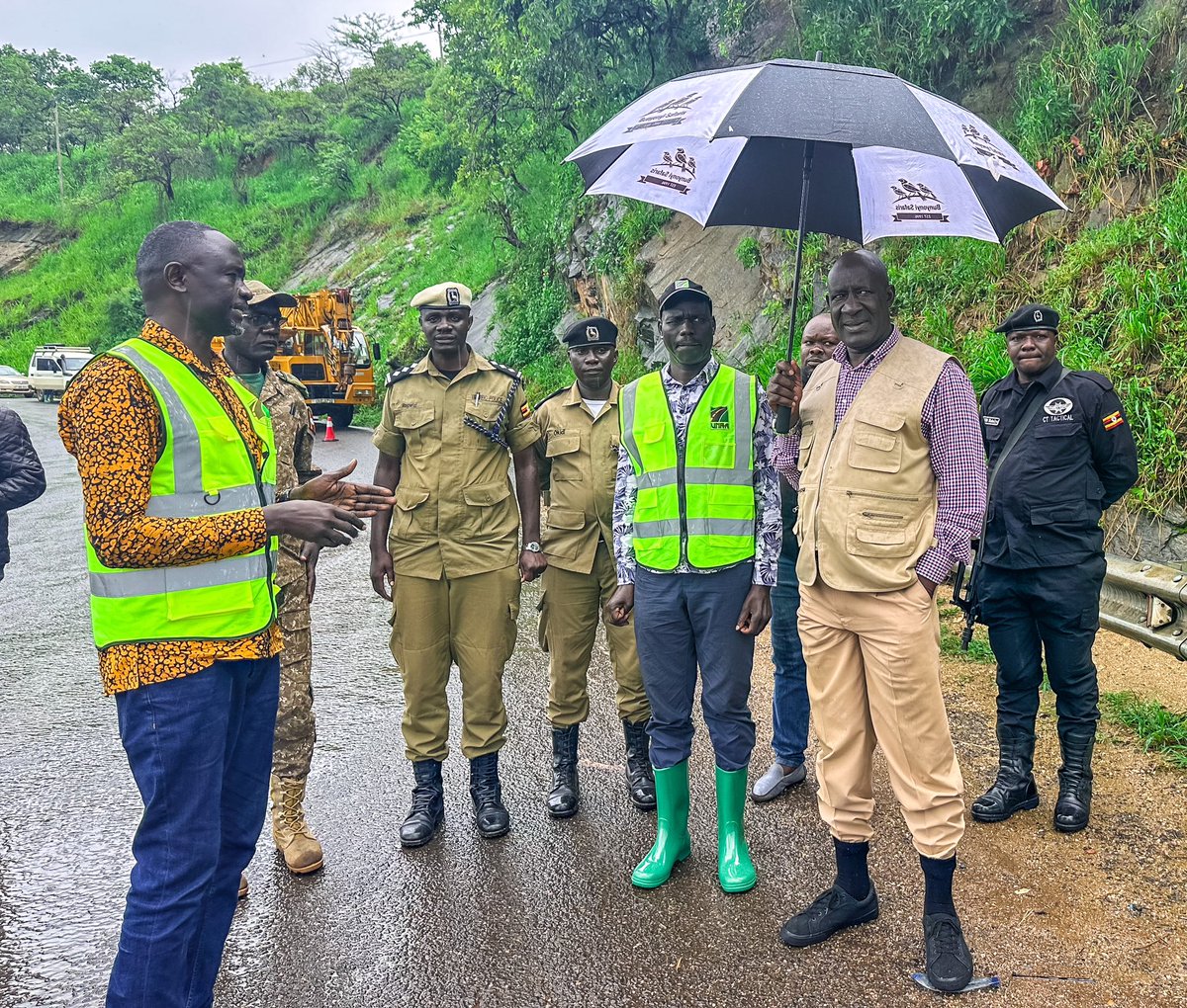 📸 Hon. Musa Ecweru, the State Minister for Works is now at Karuma Bridge along with UNRA Engineers and officers from @PoliceUg & UWA The team is conducting an emergency inspection following identified signs of damage on the bridge structure and to determine mitigation measures.