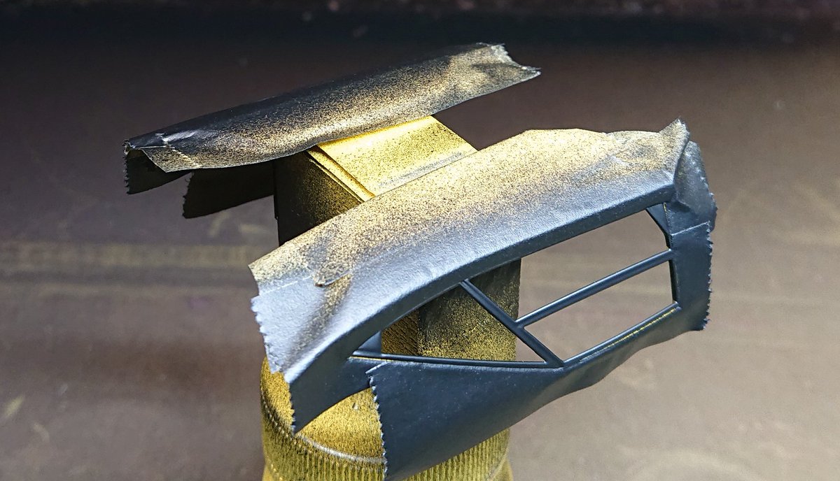 SOF_Shizuoka's tweet image. #2mgandini
アオシマのカウンタックLP400を仕上げました。ドアの窓枠はマスキングしてスプレー塗装。開状態で固定しました。
ホイールは５倍に薄めたタミヤのスミいれ塗料をまぶして陰影を強調。最後にルーフのスリットにもスミ入れして完成です。