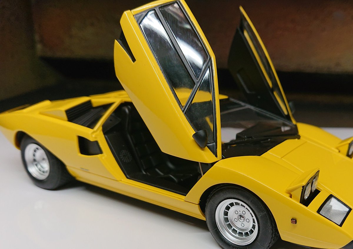 SOF_Shizuoka's tweet image. #2mgandini
アオシマのカウンタックLP400を仕上げました。ドアの窓枠はマスキングしてスプレー塗装。開状態で固定しました。
ホイールは５倍に薄めたタミヤのスミいれ塗料をまぶして陰影を強調。最後にルーフのスリットにもスミ入れして完成です。