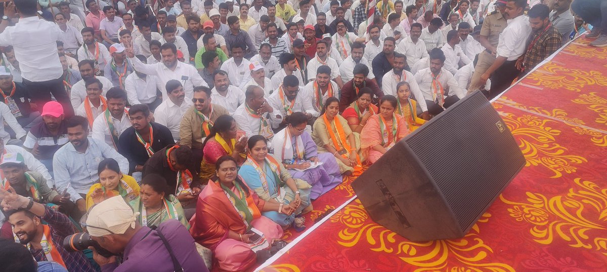 So humble and easygoing, in her own sabha, @supriya_sule sits with the audience. She is safe and comfortable as her constituents are her family. And @narendramodi dreams he will break this Pawar Parivar!