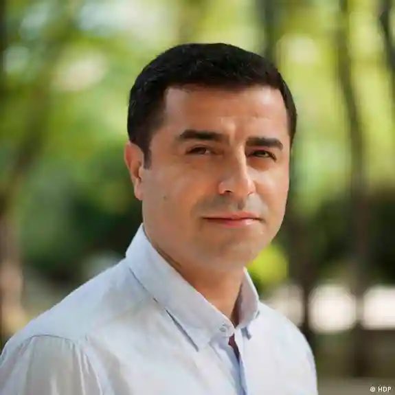 Selahattin Demirtaş, “hedef göstermek”ten beraat etti Ankara Bölge Adliye Mahkemesi, Selahattin Demirtaş hakkında dönemin Ankara Cumhuriyet Başsavcısı’nı hedef gösterdiği gerekçesiyle aldığı hapis cezasını kaldırarak beraatine karar verdi.