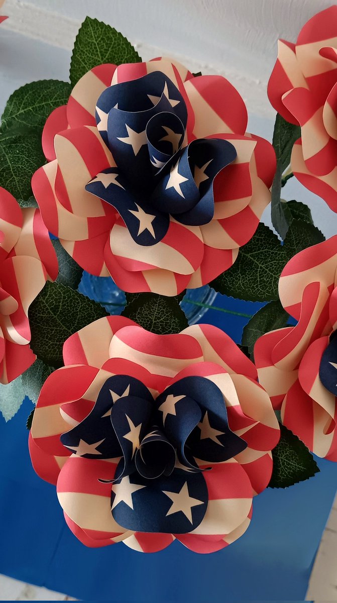 Stars and stripes paper roses for the summer holidays.
#Americana #usa #summer #oldglory #usflag #redwhiteandblue
paperflorists.etsy.com/listing/122528…