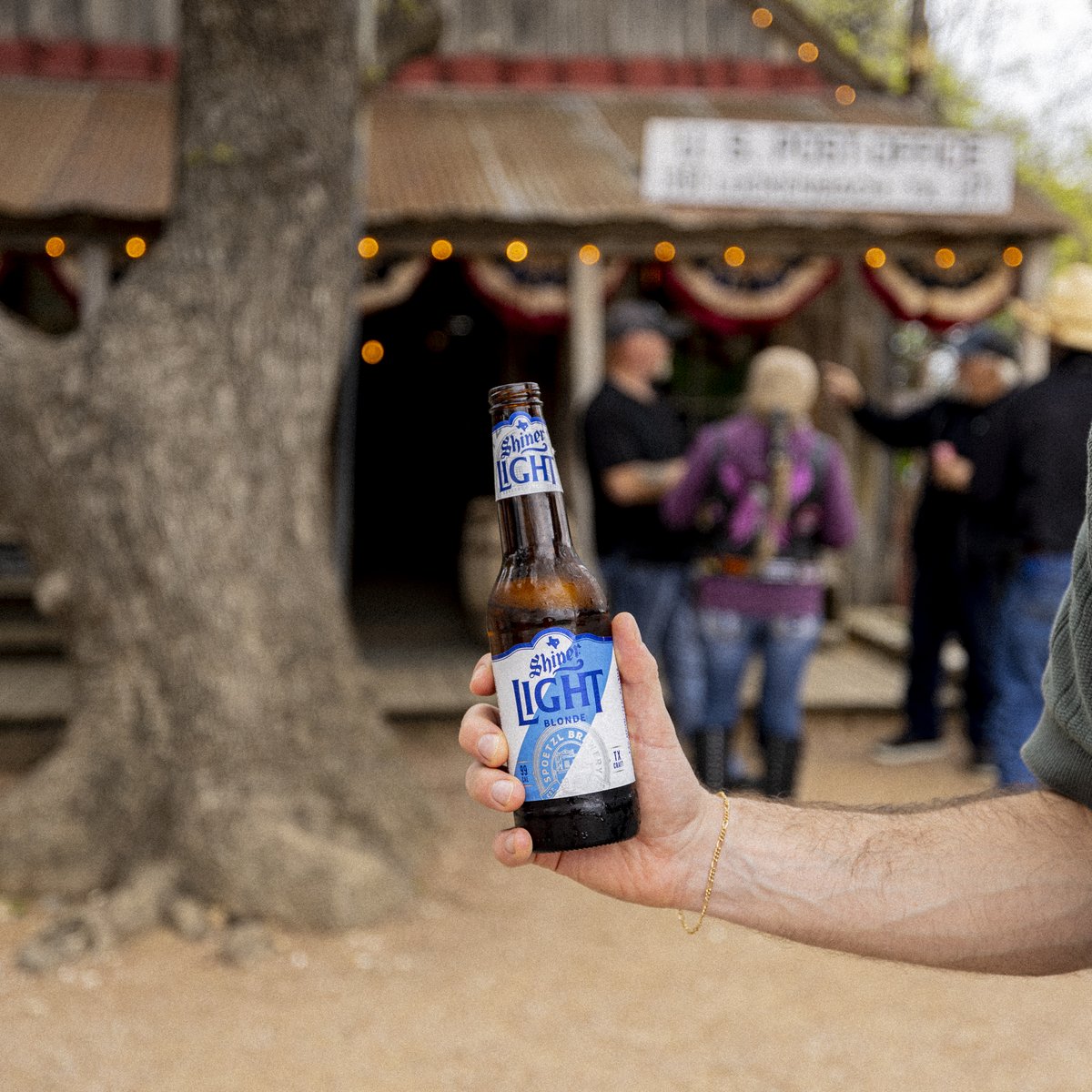 In a Texas dancehall, the smoke may be thick, the music will be loud but these Lights are never dim 😉 Enjoy Light Blonde for a a low-cal beer that's full of Texas flavor.