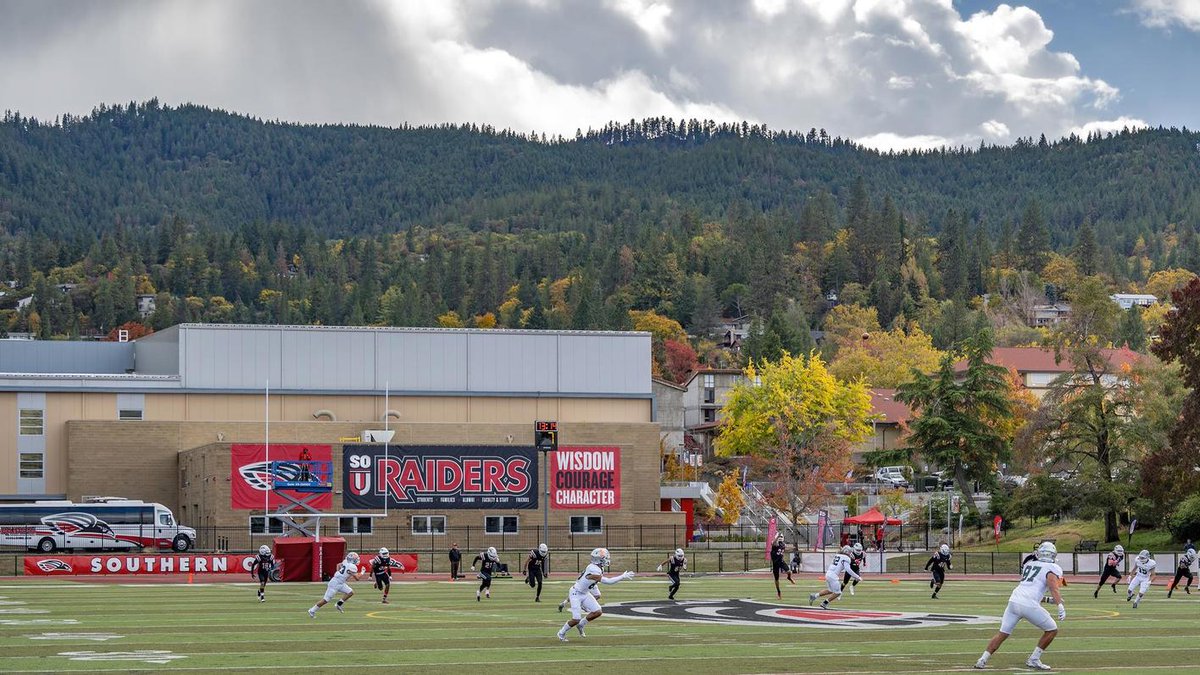 Stadium of the Morning 🥞 🏟️ Raider Stadium ✅ Capacity: 5,000 📍 Ashland, Oregon Home of @SOU_Football 🇺🇸🏈🇯🇵 Mills Bowl IV is Sat @ 6pm PT