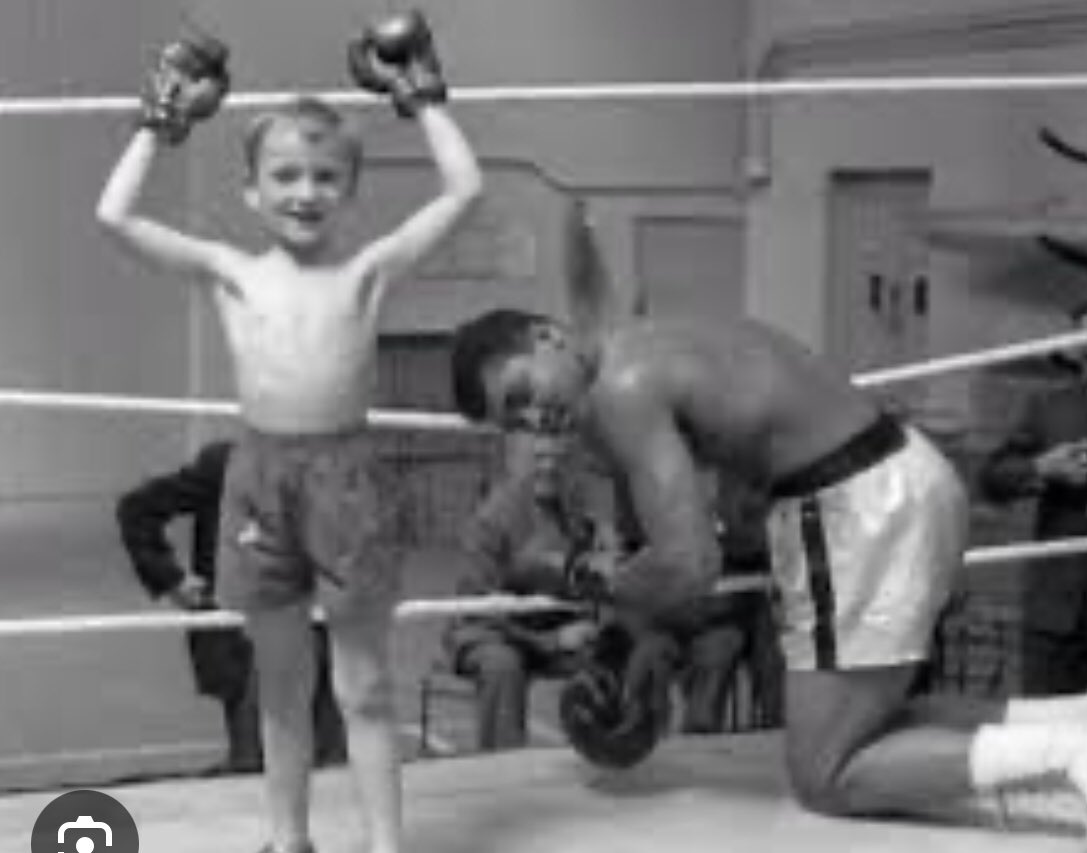 @CensoredMen A real adult always lets the kids win for the moment…
This guy did
#MuhammadAli