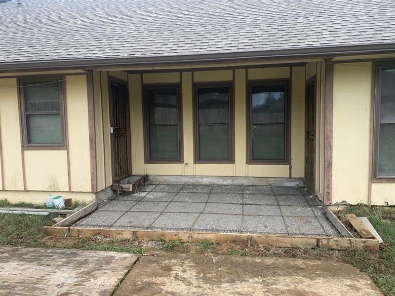 🔨 Another successful project completed! 🎉 We just finished installing a brand new concrete front porch and patio for one of our awesome customers. 

#samtheconcreteman #concrete #tulsa #oklahoma #concrete #patio #frontporch #homeimprovement
