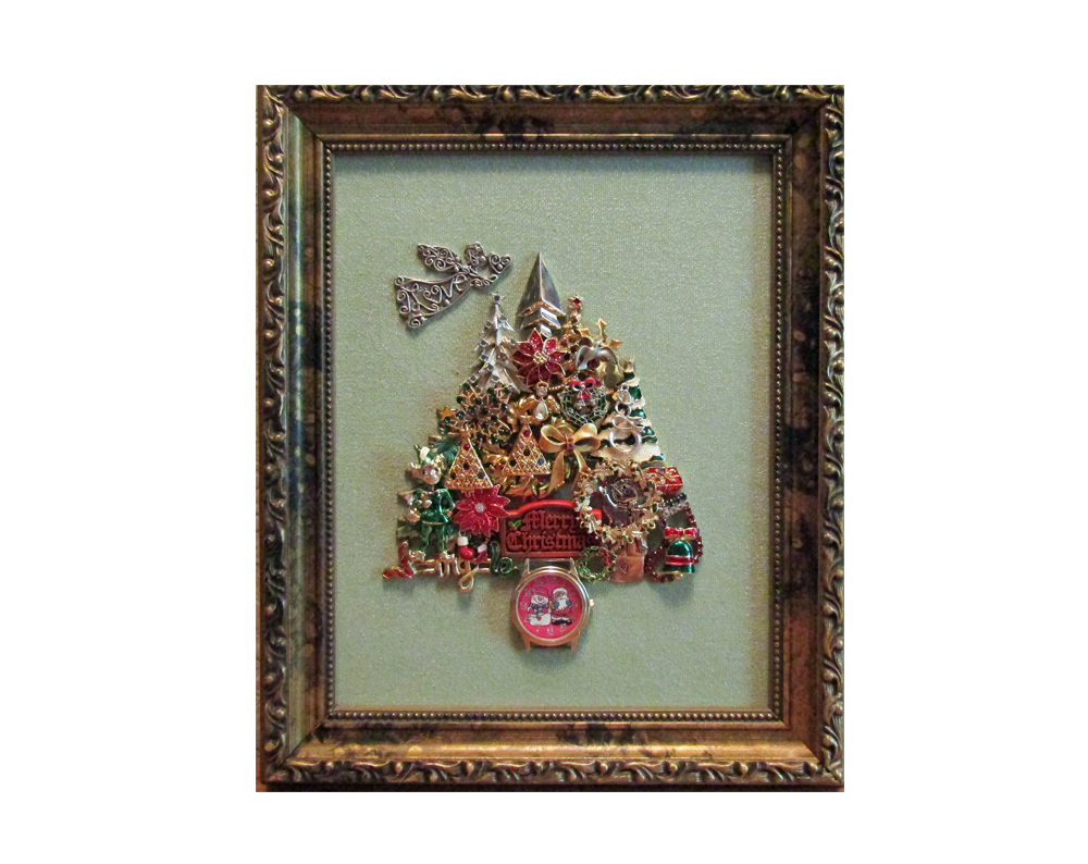 Framed Jewelry Art Christmas Tree #Handcrafted #VintageJewelry #ChristmasTree #SeasonalDecor #UniqueGift #FramedJewelryArt bartlettpairart.com/product/framed… via @jimmiesart