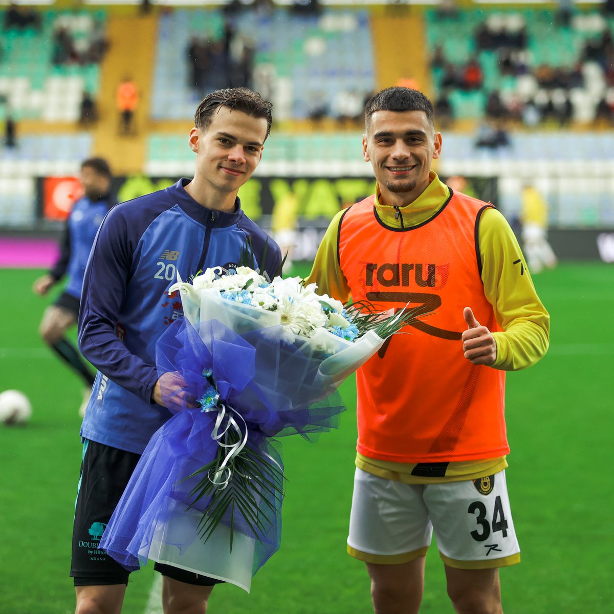 📸 Adana Demirspor forması giyen Edouart Michut, ligin ilk yarısındaki maçta hava topu mücadelesinde ters düşmesini önleyerek, olası büyük bir sakatlığın önüne geçen İstanbulspor’un futbolcusu Florian Loshaj'a teşekkür ederek çiçek takdim etti! 👏👏