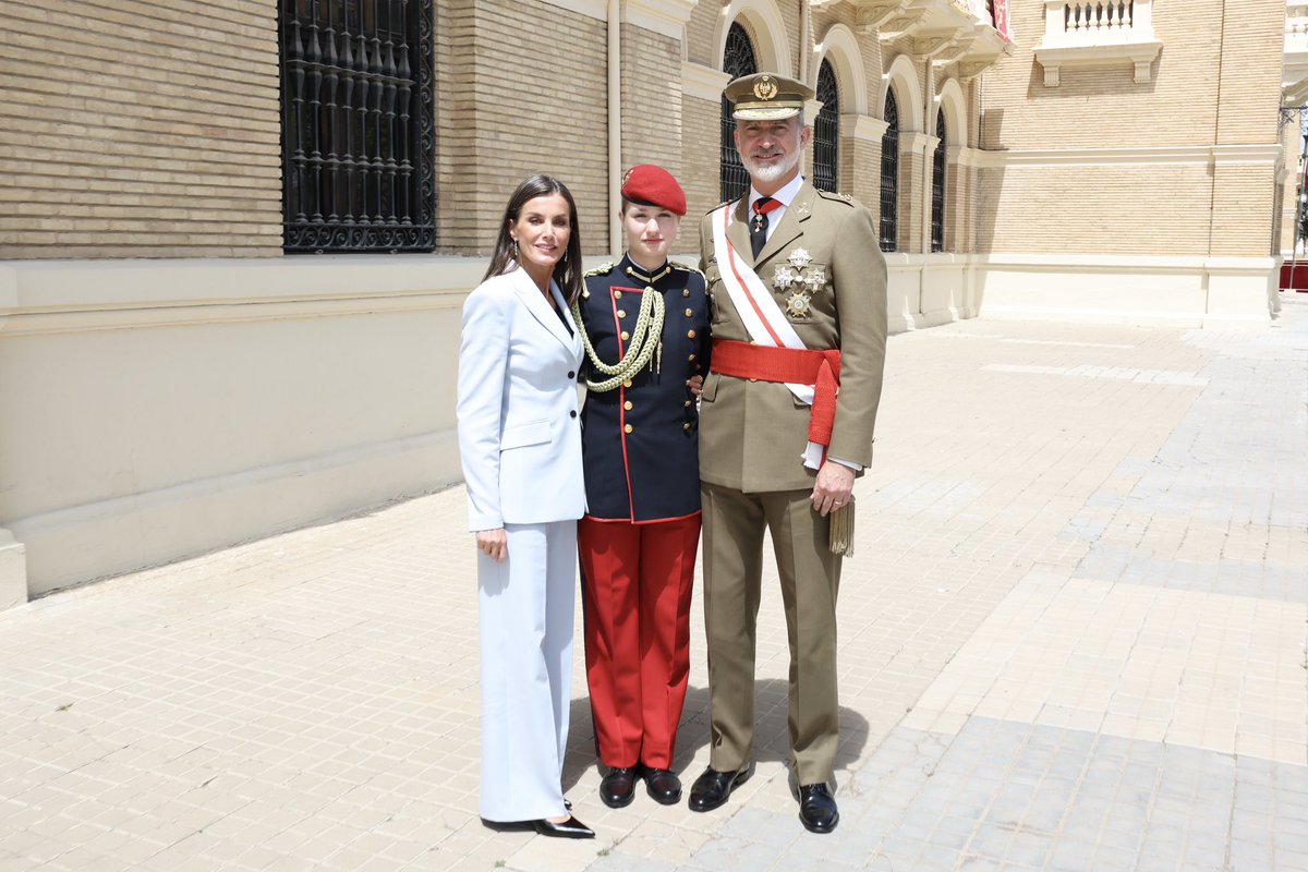 Los Reyes y la Princesa de Asturias, al final del Acto Central conmemorativo del cuarenta aniversario de la Jura de Bandera de la XLIV Promoción de la Academia General Militar (AGM) de Zaragoza. ➡️casareal.es/ES/Actividades…