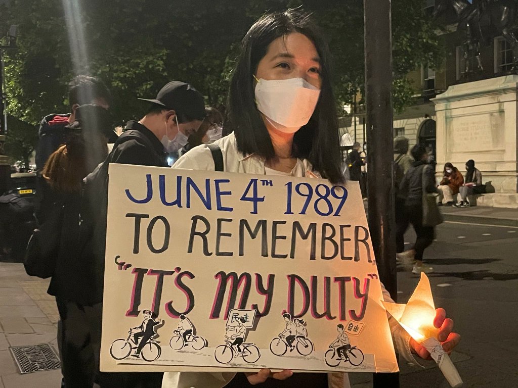 'è il mio dovere' Ragazzi in Piazza Tiananmen 4 Giugno 1989 questa data segna uno spartiacque nella società cinese contemporanea i giovani non ne trovano traccia nei libri di storia e l'evento è stato cancellato dalla rete le stime del bilancio delle vittime variano da ⬇️