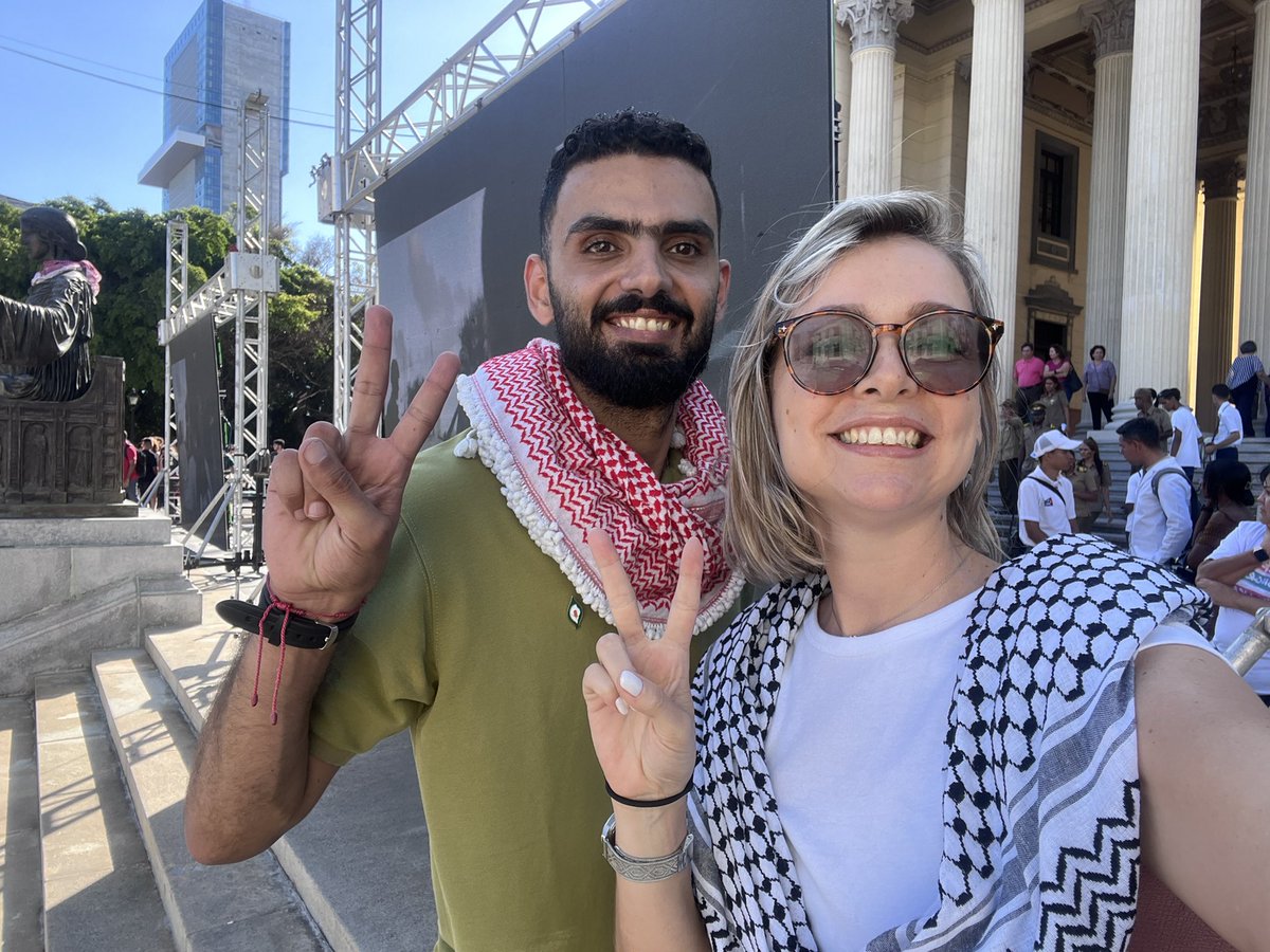 Desde la @UdeLaHabana también se escuchó, en una sola voz, el reclamo de #FreePalestine… 🇵🇸✌️🇨🇺 Pero, a diferencia de lo que sucede en países capitalistas, nuestros estudiantes universitarios no temieron ser, ni fueron, reprimidos 🕊️.