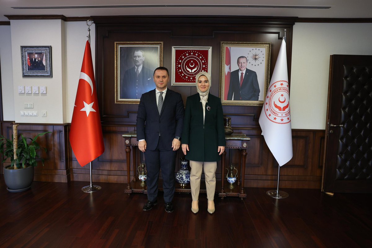 Aile ve Sosyal Hizmetler Bakanı Sayın @MahinurOzdemir Hanımefendi’yi makamında ziyaret ettim. Şehit aileleri, gazilerimiz ve Türkiye'deki Roman topluluğuna yönelik sosyal politikalar hakkında verimli bir görüşme gerçekleştirdik. Kendilerine nazik kabulleri ve