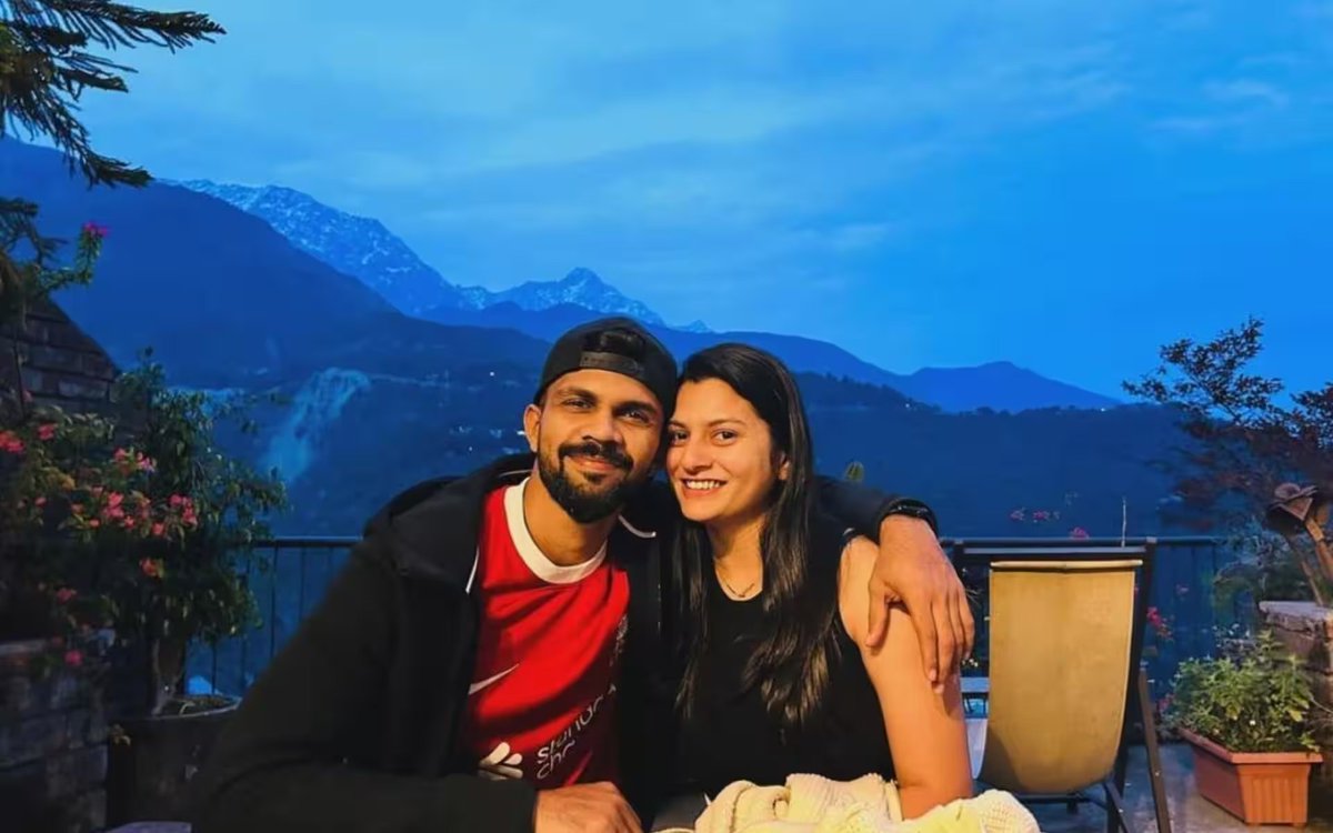 Ahead of the clash between #PunjabKings and #ChennaiSuperKings at #DharamsalaStadium on Sunday, #CSK captain #RuturajGaikwad was spotted spending quality time with his wife #UtkarshaPawar in the beautiful hills.
Photo: X