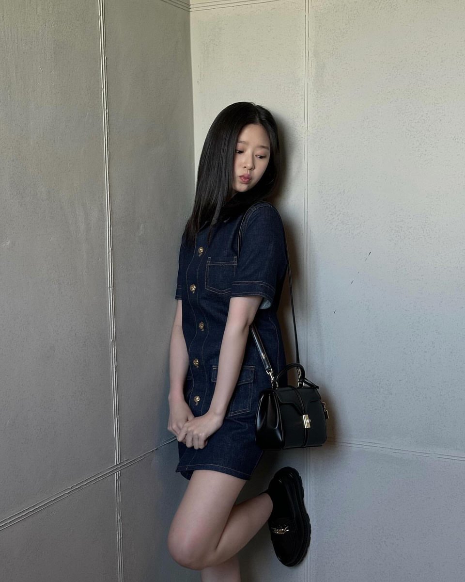 Minjukin's tweet photo. For me, fashion helps me to express myself. To brighten up my mood, to show what kind of mood that describes my day; and with Celine’s bag, I’m expressing a brilliant mood in jeans. https://t.co/3kYn5hXx6D