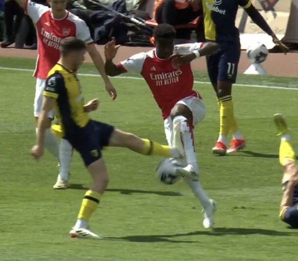 Funny how no one is talking about this. Clear red card here but when the referee blows the whistle y’all will say ‘Varsenal’ #ARSBOU