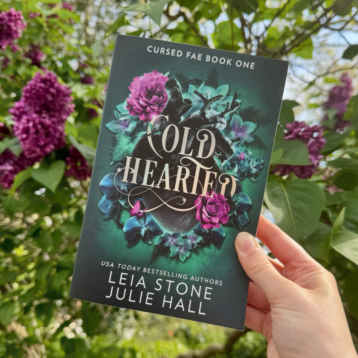 ‘Little bird. I’ve scoured half the Kingdom looking for you.’ When the plants match your book cover >>> Cold Hearted by @LeiaStoneAuthor and Julie Hall is out on May 23rd 🪻🌿