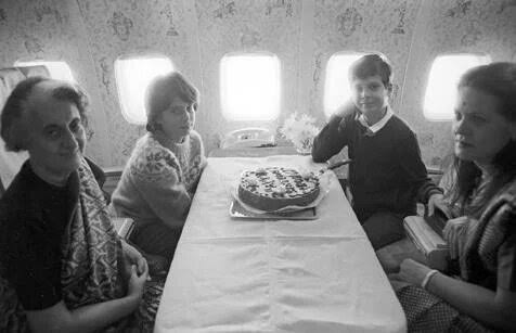 @theskindoctor13 Back in 1977, Poor Indira Gandhi celebrated Rahul's birthday on an airplane along with mother Sonia Gandhi and sister Priyanka Gandhi.