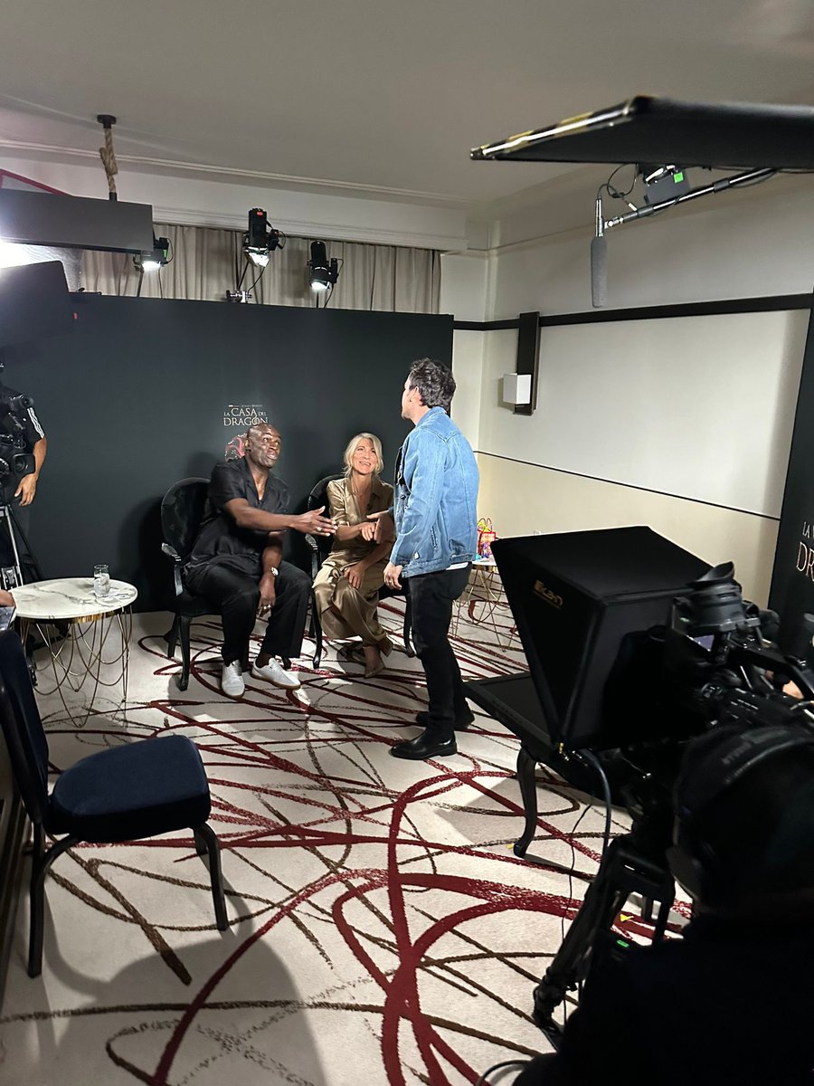 Behind the scenes of @betopasillas’ interview with Eve Best and @StevieToussaint at #CCXPMexico 📸 via @betopasillas on X