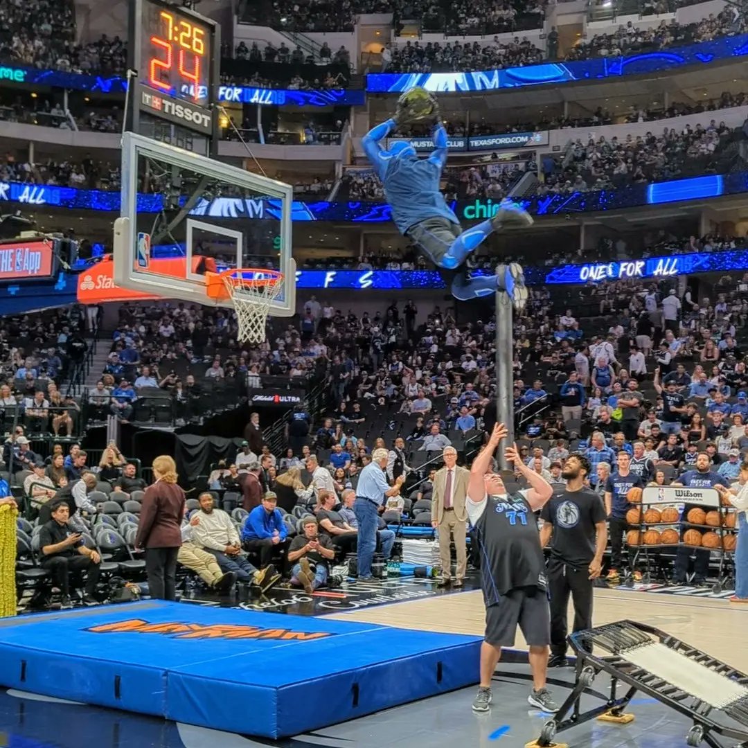 #OneForDallas -- Thank you @dallasmavs and fans for an incredible night! Good luck in Round 2!

And thank you @cliftoncarpets for the pole!

#chinbalancing #MFFL #mavericks #dallas  #MavsMan #NBAPlayoffs #nba #halftimeshow #halftime #chinbalancer #texas