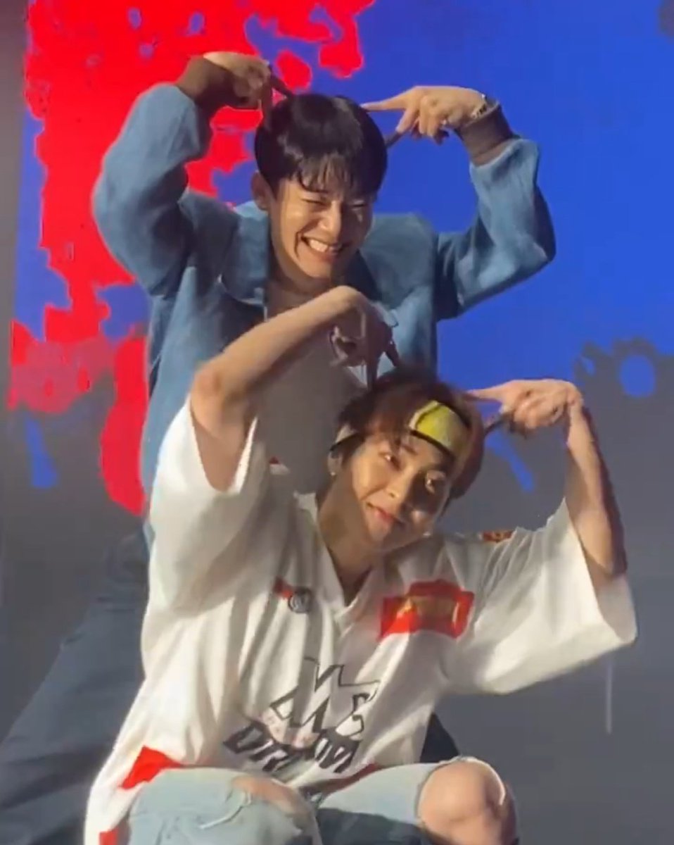 Doh_ale's tweet photo. EL CHENMIN HERMANAS 😭 LO BONITO QUE SONREÍAN Y COMO JONGDAE SE REÍAA 😭 
https://t.co/GcDqAGWEzE https://t.co/L1pfhfYfja