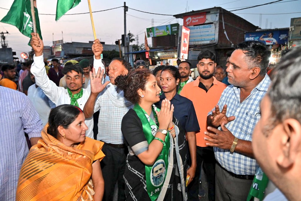 गांडेय विधानसभा के बेंगाबाद मेन रोड स्थित हाट बाजार में लोगों से मिलने का अवसर मिला। ~कल्पना मुर्मू सोरेन