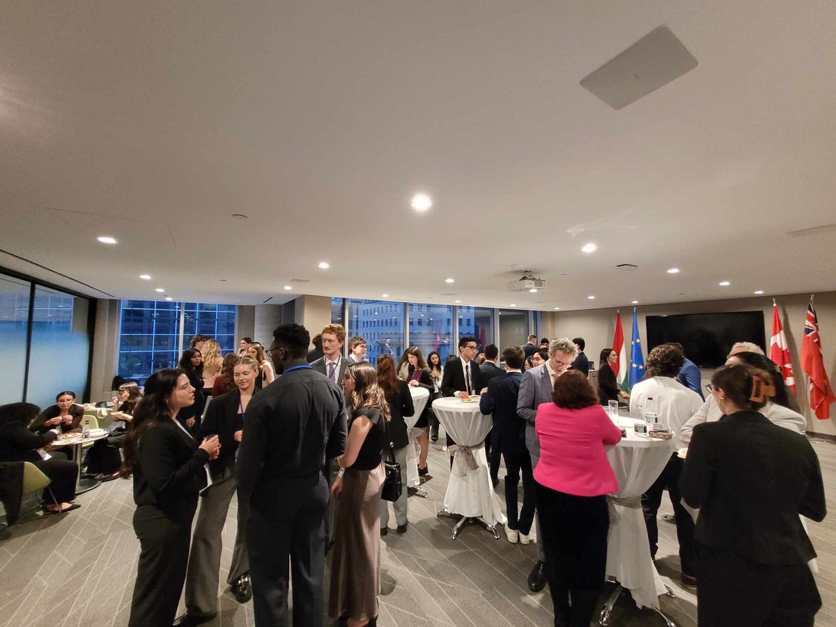 Hungary_Toronto's tweet image. 60 students joined a Model EU simulation, deepening their understanding of EU operations. Inspiring speeches were given by @EUAmbCanada Melita Gabric, Brian Glynn and Mate Igaz, . Thanks to all EU consulate leaders for their support. #ModelEU #EUinToronto 🇪🇺🇨🇦