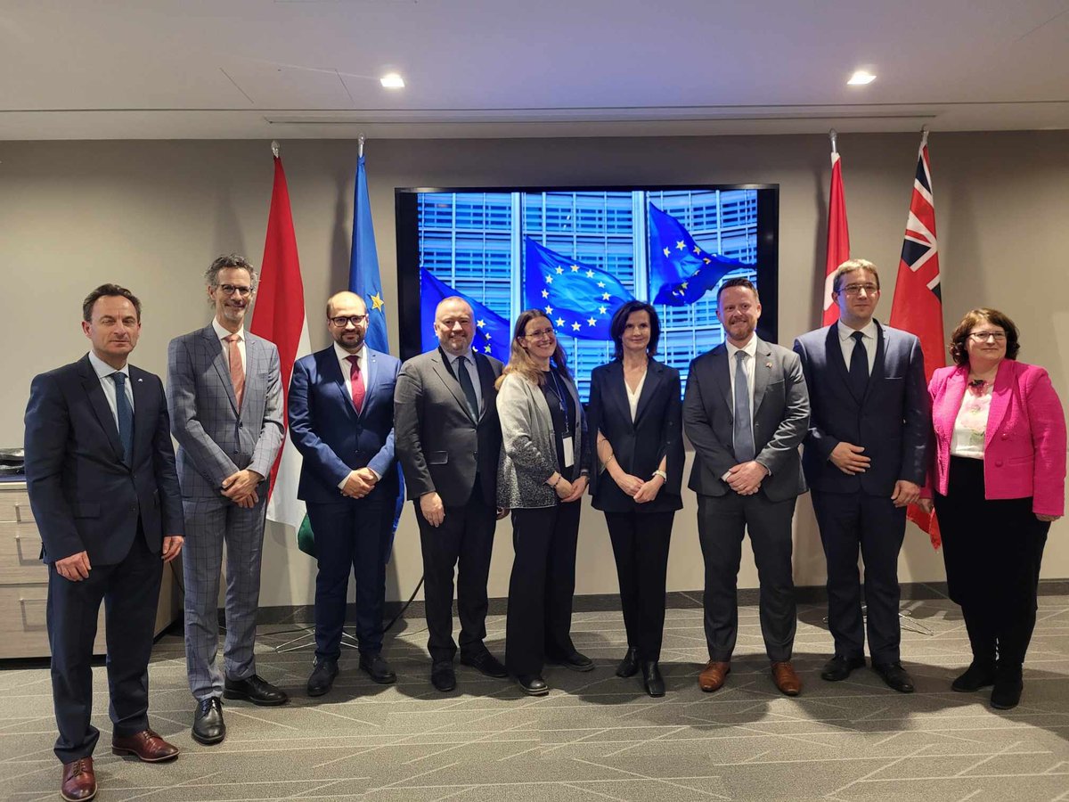 Hungary_Toronto's tweet image. 60 students joined a Model EU simulation, deepening their understanding of EU operations. Inspiring speeches were given by @EUAmbCanada Melita Gabric, Brian Glynn and Mate Igaz, . Thanks to all EU consulate leaders for their support. #ModelEU #EUinToronto 🇪🇺🇨🇦