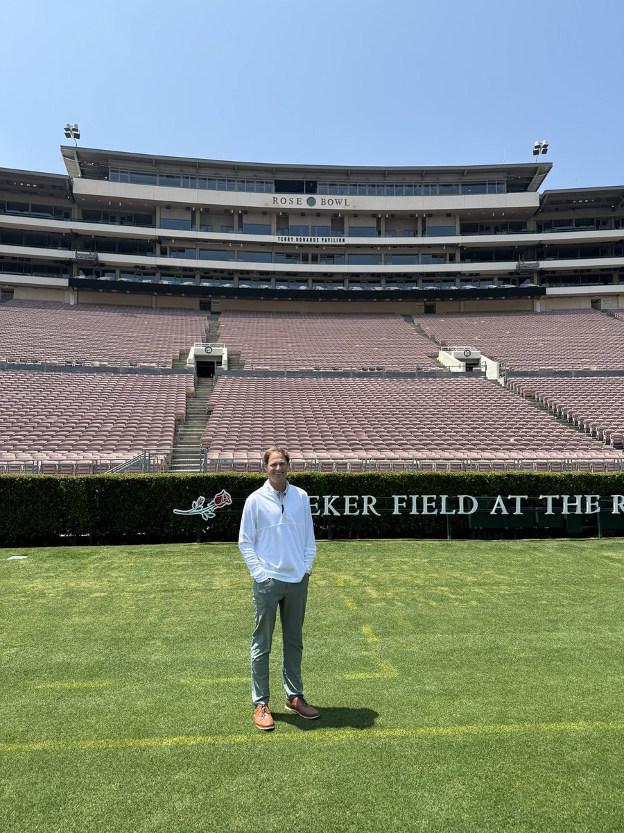 Very special and educational experience getting to participate in a roundtable discussion about giving inside the home locker room of the <a href="/RoseBowlStadium/">Rose Bowl Stadium</a>. Many thanks <a href="/RoseBowlInst/">Rose Bowl Institute</a> <a href="/DedanBrozino/">Dedan Brozino 🌹🇺🇸🌹</a> &amp; all involved 🌹 🍀