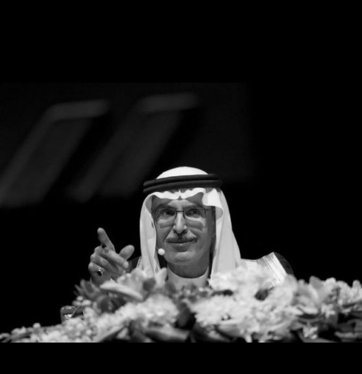 المسا  موحش  ويوجعه الغياب
والفضا عقب السعه ضيقة صدر

البـدر  غـاب  وتلحف  بالسحاب
من  يعوضنـا   عن   غيـاب  البدر

مات  بدر حروفنا  والقاف شاب
يالله  انك   فيـه  تلهمنــا   الصبر

 #بدر_بن_عبدالمحسن_في_ذمه_الله
#بدر_بن_عبد_المحسن