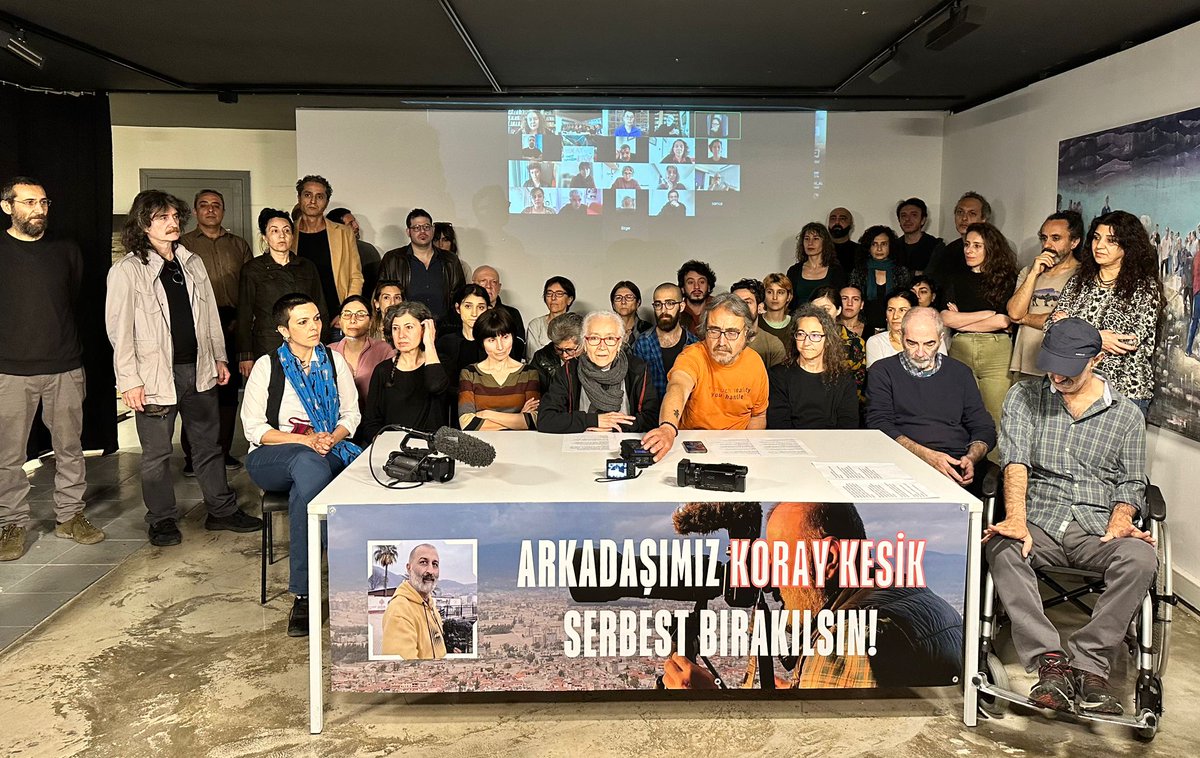 3 Mayıs’ta gözaltına alınan belgeselci/görüntü yönetmeni Koray Kesik'in arkadaşları ve meslektaşları Karşı Sanat'ta bir basın toplantısı düzenledi:
"Koray'ın gözaltına alınmasını, arşivine el konulmasını asla kabul etmiyor, derhal serbest bırakılmasını istiyoruz."
📷 <a href="/FatihPinar/">Fatih Pınar</a>