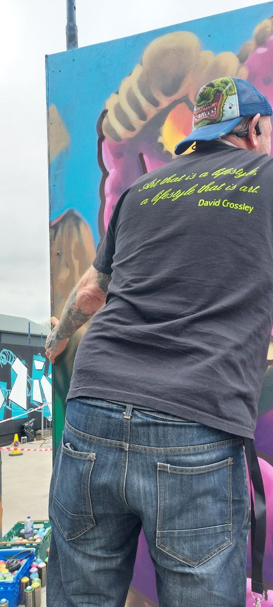 The works are coming on nicely @yardworksglasgow @swg3glasgow 

Sunny G is here, too, today and tomorrow - join us LIVE on 103.5FM or via smartspeakers 

Come on down

#graffiti #art #hiphop #music #dogs #maythe4thbewithyou