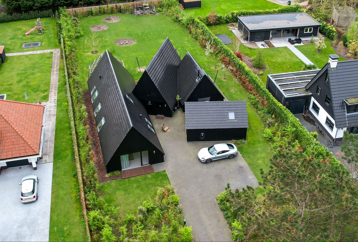 🔍 Dit huis is zo gepositioneerd dat het 9 maanden per jaar natuurlijk verwarmd wordt door de zon 🌞 Tag iemand die dit huis ziet zitten👇

Check de prijs en foto's hier: bit.ly/3w1yGe0 

#Binnenkijker #oostvoorne #inspiratie #tuin #wonen #wooninspiratie #Funda #TeKoop