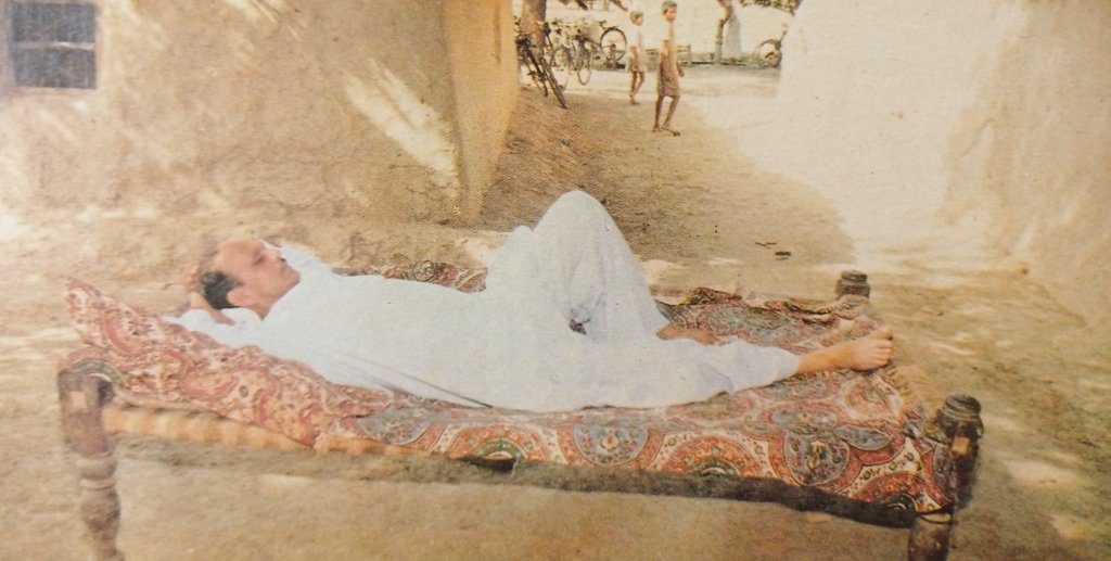 1988 :: Raja Manda Vishwanath Pratap Singh Taking Rest During Election Campaign In a Village 

Slogan In Those Days Was 

' राजा नही फकीर है, देश की तकदीर है '