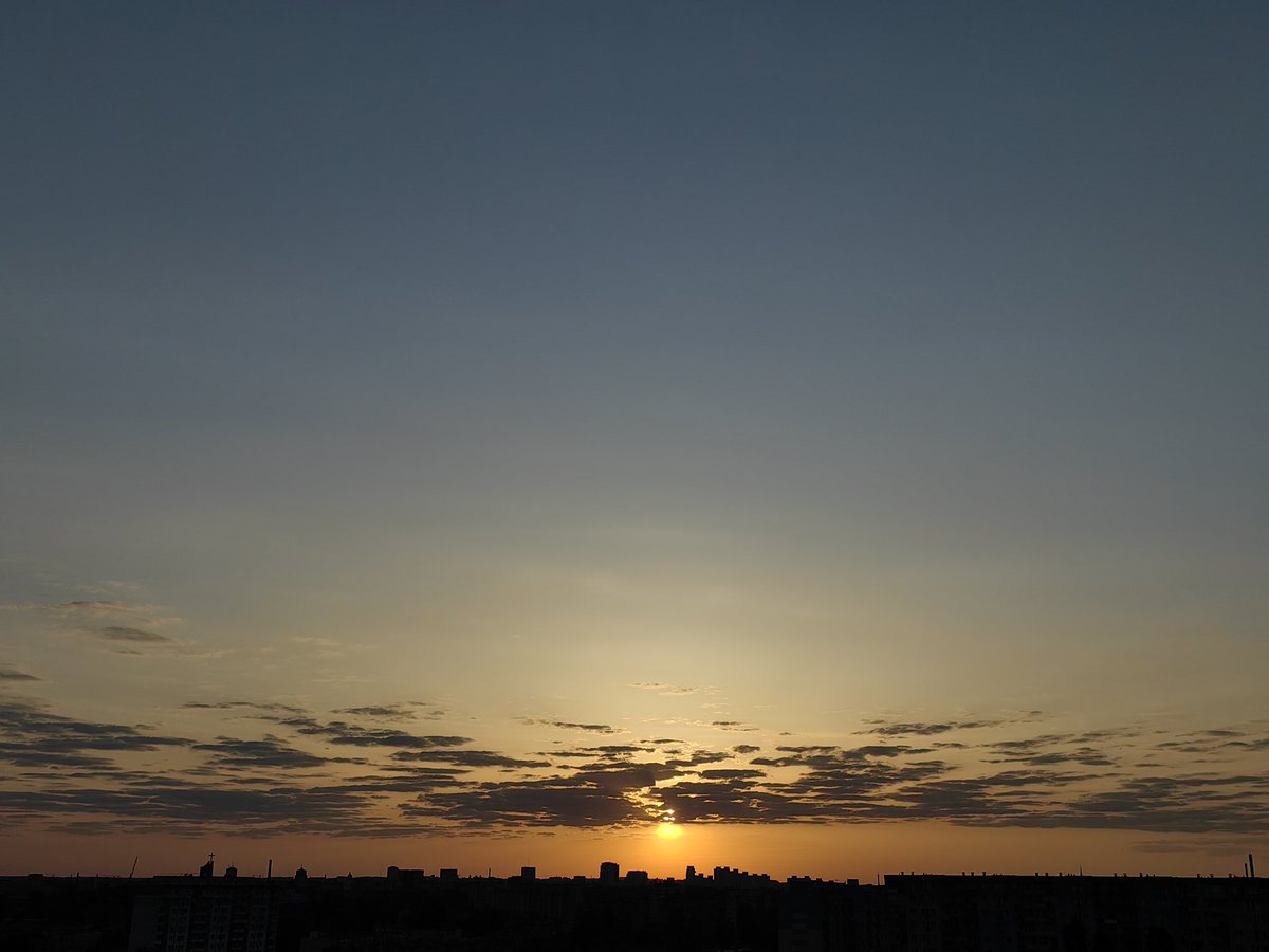 Today early morning waning crescent Moon in cloudy and clear blue sky and sunrise prettied with a belt of jadded clouds above the horizon. The moonrise tonight was behind clouds and only later #photography #moonphotography #sunrisephotography #moonshot #cityscape 📷🌘☁️🌇😊🧡💙