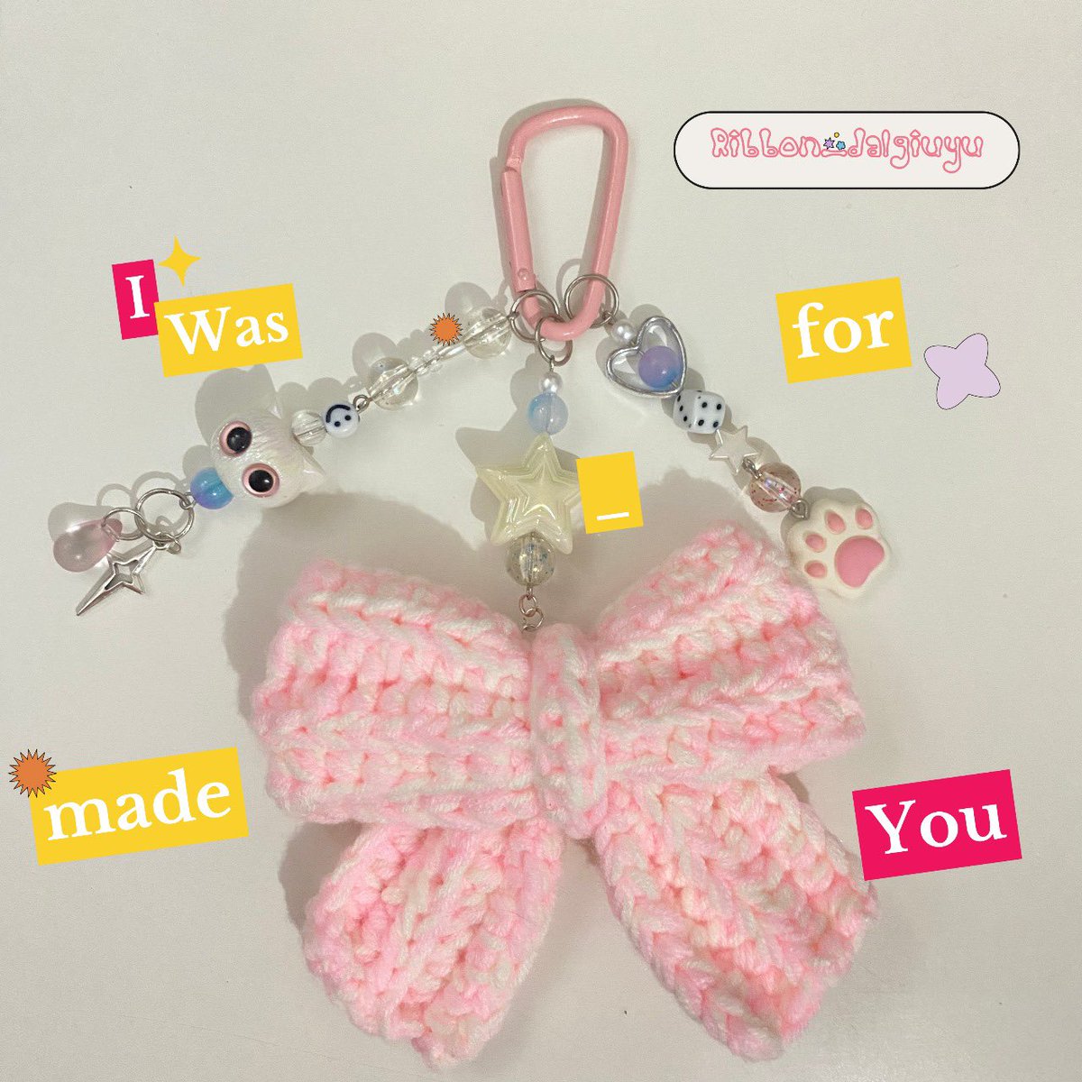 Iwasmadefor_You's tweet photo. 𖧷₊˚˖𓍢ִ🍓✧˚.🎀༘⋆ﾟ＊ Ddalgiuyu &amp; Frosting Bag Charm by I Wasmadefor_You 🧶 

Details! 
Material : Milk Cotton Yarn
Panjang : 16 cm
Pita : 9cm

Side Notes!

⭐️ Pre-Order! (3-5 days) dikirim sesuai pesanan. 
⭐️ Cocok untuk gantungan tas.
⭐️ Link down below! 🍊 https://t.co/ODeDPYzdxg
